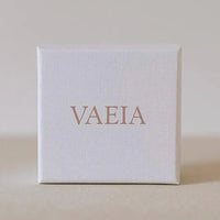 White box with 'VAEIA' branding on a beige background