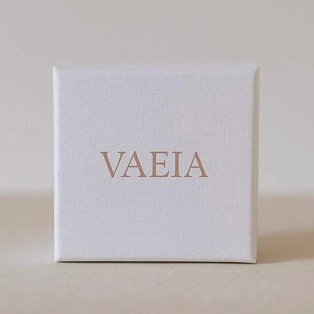White box with 'VAEIA' branding on a beige background