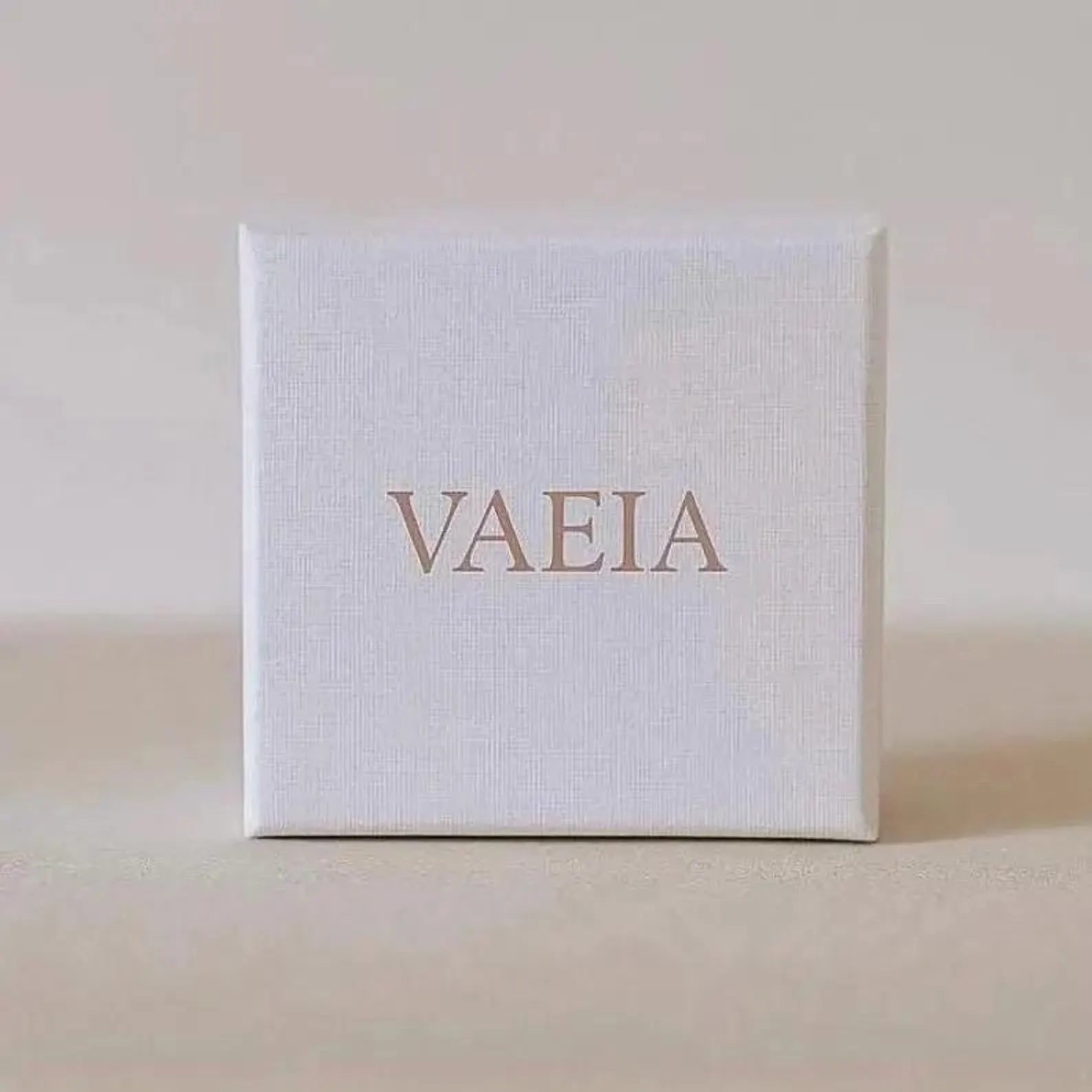 White box with 'VAEIA' branding on a beige surface