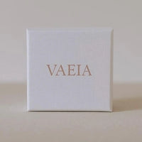 White box with 'VAEIA' branding on a beige background